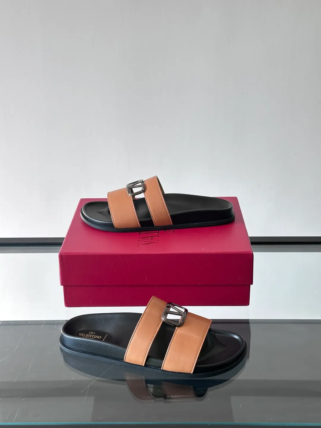 Men's shoes 💰p320 "VALENTINO" Valentino Men's 🧍‍♂️ Spring and summer new style metal rivet flat slippers, elegant sandals, the same style worn by celebrities, original molding, imported calfskin. Rubber outsole. Soft and durable, full set of counter packaging size: 39-44 (customized at 38.45.46)